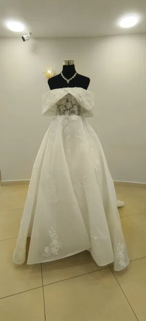 فستان زفاف ابيض ناعم