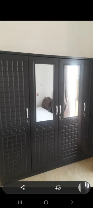 يوجد سرير غرفة نوم مع مرتبة بحالة ممتازة مع دولاب 4 ضلفة بحالة الجديد