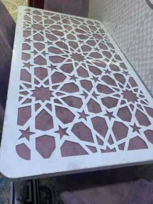 طاولة طعام تحتوي على 4 كراسي مع طاولة مناسبة الحجم والسعر نار لحك عليه وبيه مجال