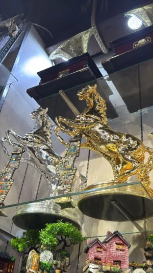 تحف نثريات انتيكات تحف الوان مختلفة ذهبي فضي عاجي بني تحف علو شكل خيول فيل صقر جمل احجام مختلفة