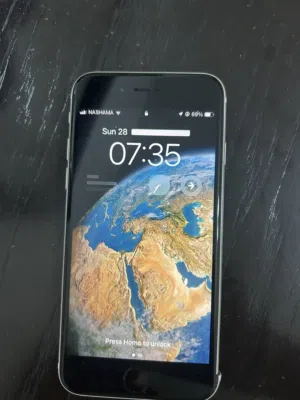iPhone SE 128 GB لون لؤلؤي بحاله جيده جدا