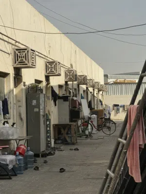 للبيع  ارض تملك حر مقابل المزادات  الصجعه اربع  مستودعات وسكن عمال 32 غرفه  31،677 قدم دخل 600،000