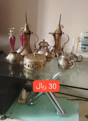 أباجورة (إضاءة) كلاسيكية: بتصميم فريد مع شراريب وقاعدة مرايا أنيقة. السعر: 15 ريال. طقم أواني تراث