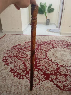 عصا شغل يد منقوش عليها صور دراويش وفيها ياقوته فوق وتقسم3 أقسام  ومصنوعه من افضل انواع الخشب عناب