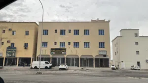 عمارة ثلاث طوابق للبيع في موقع استراتيجي