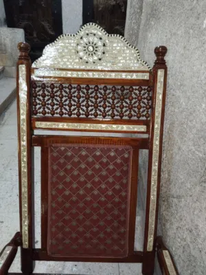 كرسي هزاز خشب زان مطعم بالصدف من نفس نوع صدف المسجد الاقصي وارد دبي