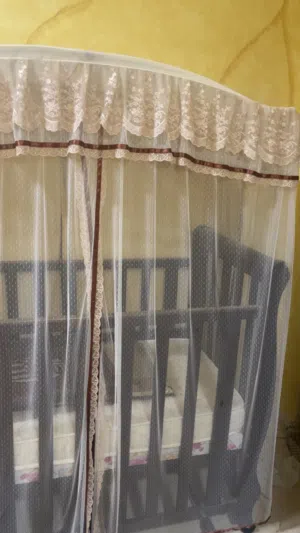 سرير اطفال شبه جديد استعمال بسيط