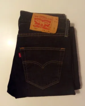 للبيع بلاطين جينز ليفايز جديدة موديلات (511/501) - For sale: Levi’s jeans in new condition) Mo