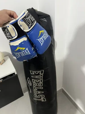 كيس ملاكمة مع قفازات من شركة EVERLAST