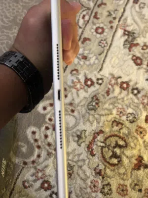iPad تسعة نظيف ما يشكي من شيء للبيع او تبديل بآيفون ونزيد الفرق