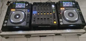 Pioneer CDJS - 2000 & DJM900 Mixer