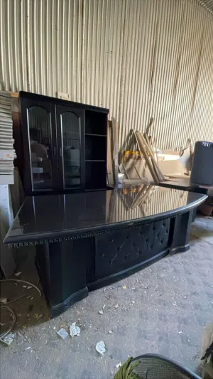 مكتب مدير بحالة ممتازة للبيع بسعر مميز بالإضافة مع الخزانة هدية