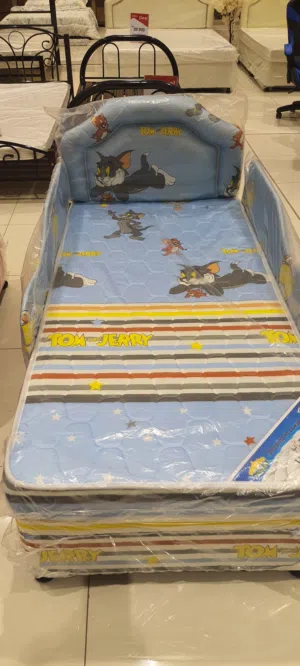 سرير اطفال  مع الحواجز لحماية طفلك من السقوط من السرير للحفاظ ع امان طفلك أثناء النوم والعمل