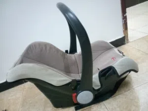 كرسي أطفال هزاز بحالة جيدة