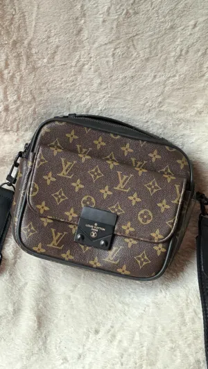 شنطه LV نسائيه ماستر كوبي طبق الأصل  شبه جديده قمه في النظافه