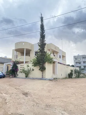 More than 6 bedrooms . 4 Bathrooms . 500 m20