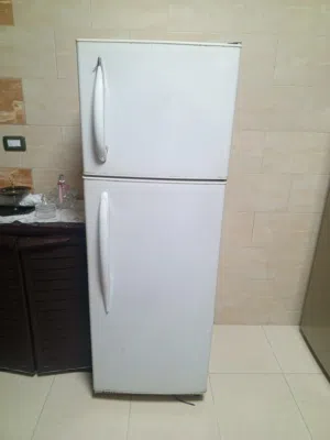 ثلاجة شغالة مية بالمية للبيع
