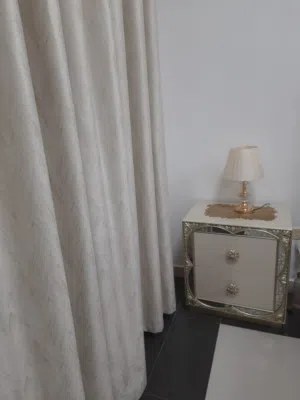 غرفه نوم مكونه من تخت وكومنتين صغار وكمدينه كبيره