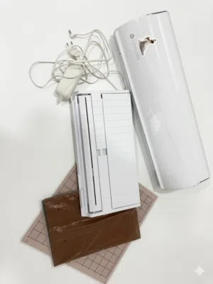 جهاز قص إلكتروني سيلويت كاميو 4 (Silhouette Cameo 4) بحالة ممتازة مع ملحقاته