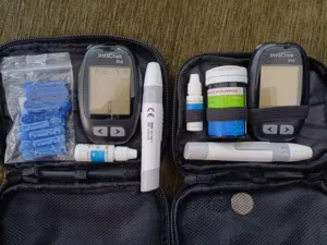 جهازين السكر VivaChek + وجهازين Exactive vital للبيع بكامل ادواته بس بدون شرايح شغالة وبحالة جيدة .