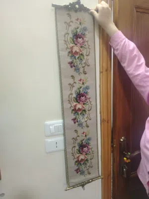قطعه جداريه خيط حرير مخاطه بابره دقيقه تعود الى الخمسينات ...... مقابض نحاسيه من النحاس الاحمر