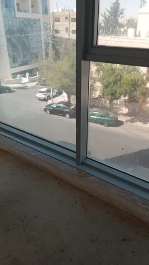 ثلاث مكاتب تجارية في طابق واحد