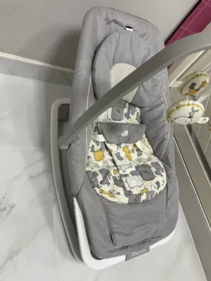 كرسي او جلاسه لأطفال  من شركه بابيز ان ما ميز