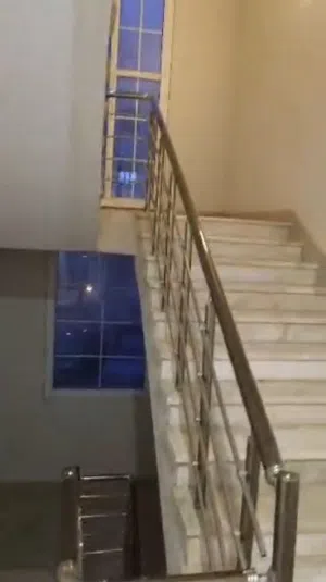توجد عقار سكني شقة كبيرة ما شاءالله للإيجار في مدينة طرابلس منطقة صلاح الدين السدرة في حي النخيل