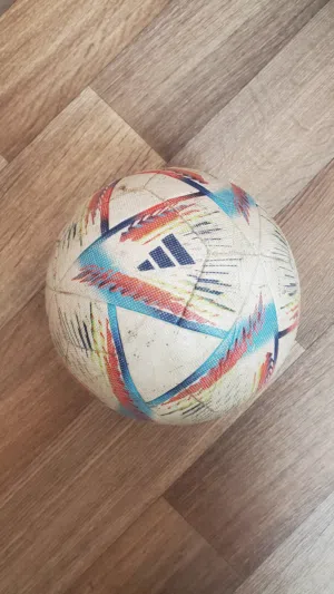كرة كأس العالم 2022 الأصلية (أديداس الرحلة - Al Rihla) بحالة جيدة للبيع