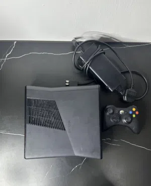 اكس بوكس 360 محمل عليه 121 لعبة جاهزة 500GB - xbox360 slim Includes 121 built-in games