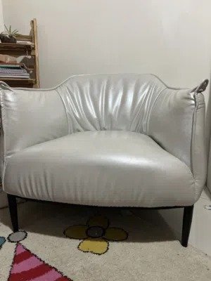 كرسي جلد فخم ارجل حديد