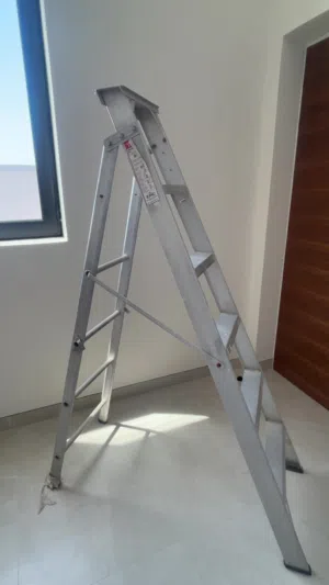 البيع درج المنيوم 6 عتبات بحالة ممتازةaluminum step ladder 6 steps