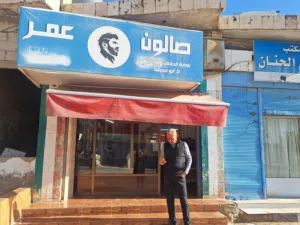 صالون حلاقة رجالي للبيع كامل مع العده مع كراسي 100٪ موقع مميز جدا