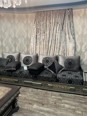 كنب مغربي مع ستاير وطاولات