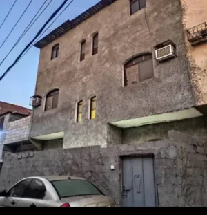 للبيع عماره دورين وملحق عرطه في البريقه مخطط الشرطه السي كلاس (رسمي من الإسكان)