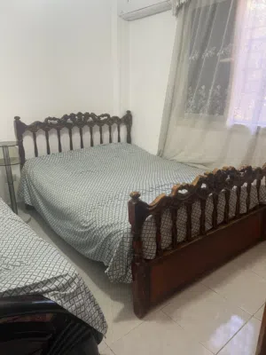 سرير اللون بني مقاس 140