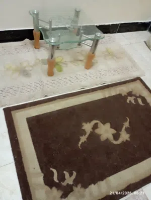 سجادتين ارض وميز زجاجي صغير للبيع