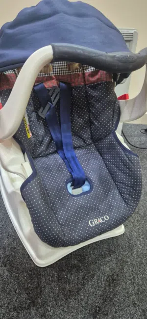 مقعد أطفال للسيارة