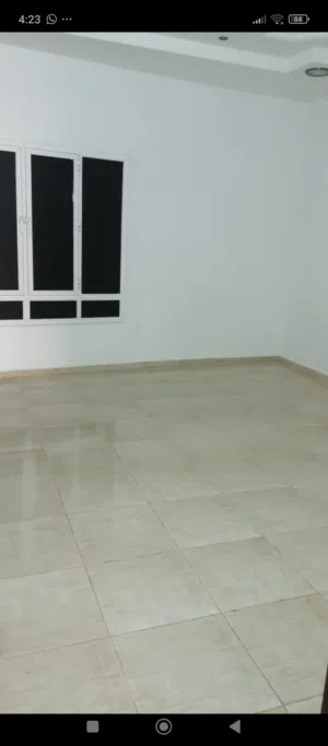 غرفة واسعة مع حمام خاص للموظفين و الطلاب