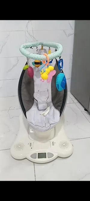 البيع كرسي المواليد الهزاز "مامارو" (mamaRoo) من العلامة التجارية 4moms. يُعد هذا الكرسي أرجوحة ذكية