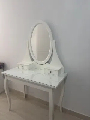 طاوله تسريحه ايكيا للبيع