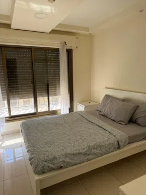 استوديو ديلوكس مع برندة في منطصفة الشميساني - Deluxe studio with a balcony in the middle of Shmeisa