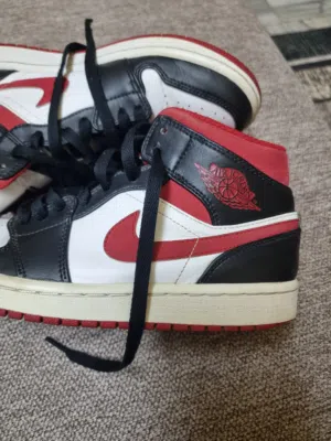 حذاء  Nike Air Jordan mid 1 بحاله ممتازه وسعر لقطه واصلي مقاس 40