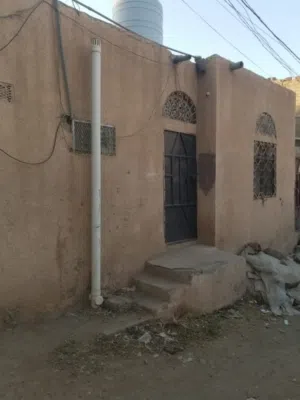 بيت شعبي لبنتين الاربع حر  معمد الام  عل شارعين عدني شارع 6 نافذ الي شارع 14 شرقي شارع 4 نافذ الي شا