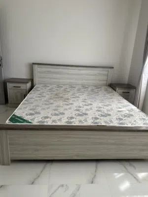للبيع سرير نوم لشخصين مع الكبتات الجانبيه للسرير