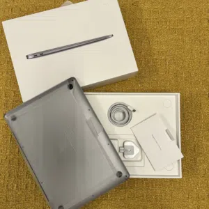 MacBook Air M1 8GB 256GB نظيف جدا كالجديد