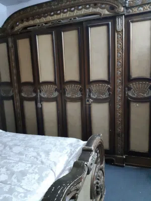 غرفة نوم خليجي تخت مجوز وخزانه 6 ضرفات وكومدينتين وتسريحه وخزانة شماعه مع مرآه للبيع بسعر مغري