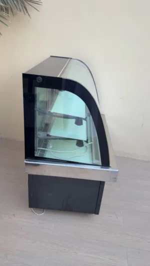 للبيع ثلاجة عرض كيك بحالة ممتازة