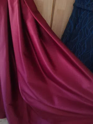 فستان سهرة أنيق بلون خمري فخم  تصميم راقٍ وحالة ممتازة - قابل للتفاوض