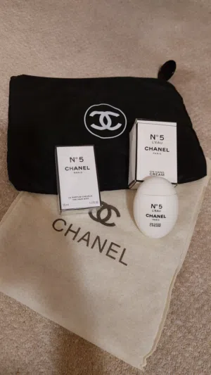 Chanel Clutch, 35 ml Chanel N°5 Hair Mist & 50 ml Hand/body Cream